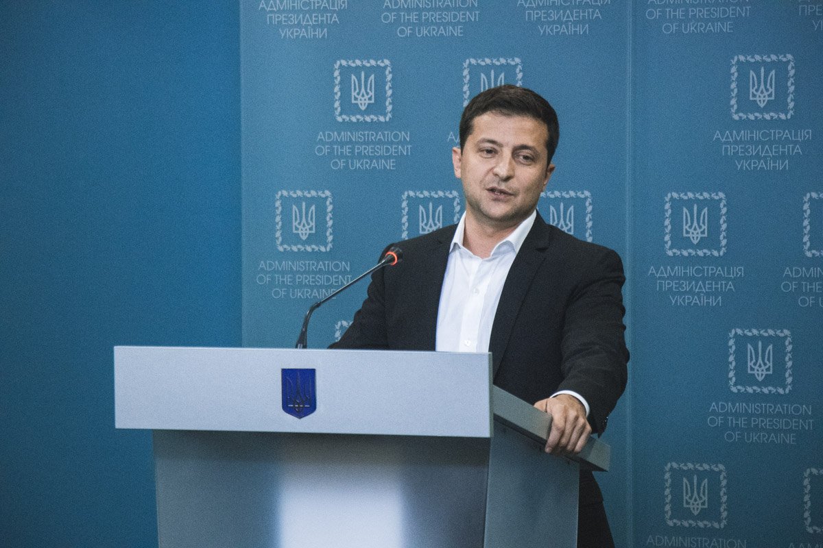 Но вопросы журналистов вернули Президента в состояние серьезности 