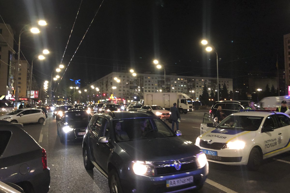 В Киеве на бульваре Леси Украинки столкнулись внедорожник Mitsubishi, Renault службы охраны и ВАЗ 2110