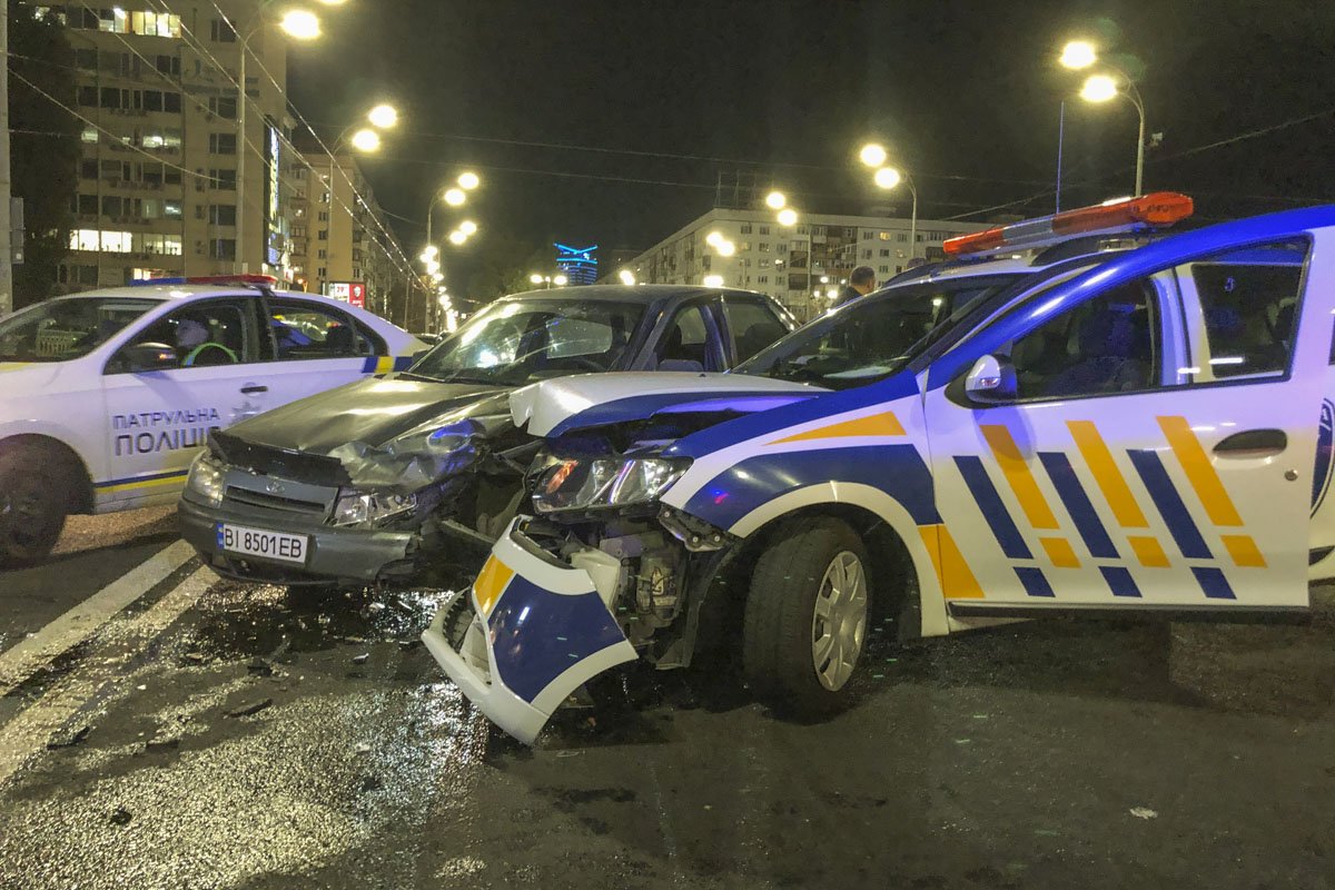 Пока они пропускали встречный поток машин в них на большой скорости влетел автомобиль охраны