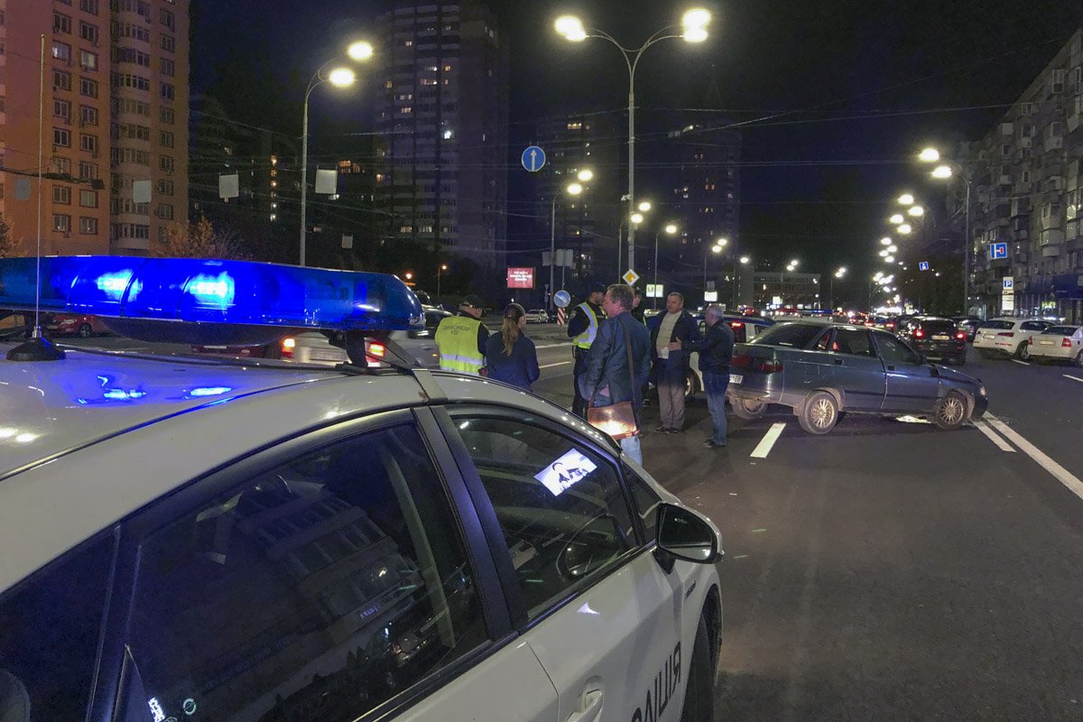 После этого Renault вынесло на встречку практически в лоб ВАЗу