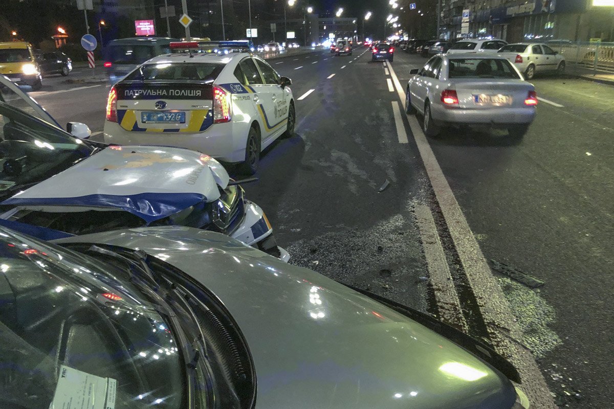 Водителя ВАЗ увезла карета скорой помощи