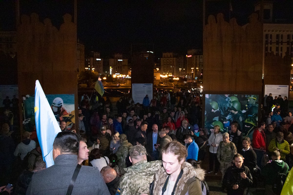 Несмотря на позднее время, участие в акции приняли несколько сотен человек Несмотря на позднее время, участие в акции приняли несколько сотен человек