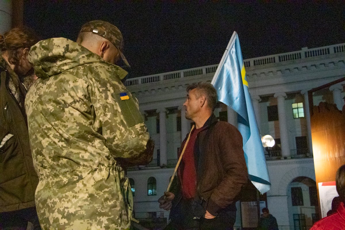 Среди людей было немало в камуфляже и с флагами Украины Среди людей было немало в камуфляже и с флагами Украины