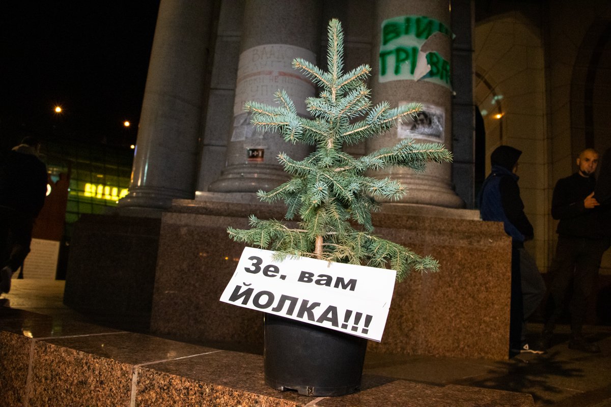 С собой помимо флагов люди принесли немного. Из "реквизита" разве что вот такая елка С собой помимо флагов люди принесли немного. Из "реквизита" разве что вот такая елка