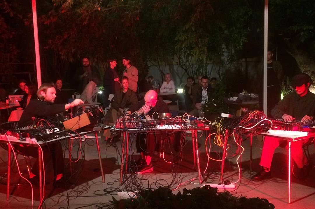 Летняя терраса 20ft Radio закрывается, но делает это со стилем