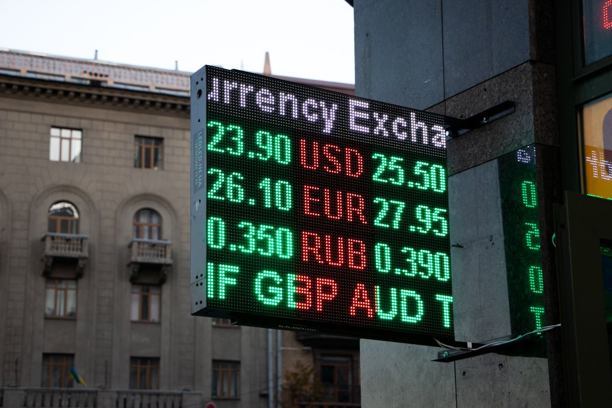 Учитывая то, что еще 30 сентября доллар был как никогда близок к цене в 24 гривны, нынешнее положение вещей выглядит резким скачком