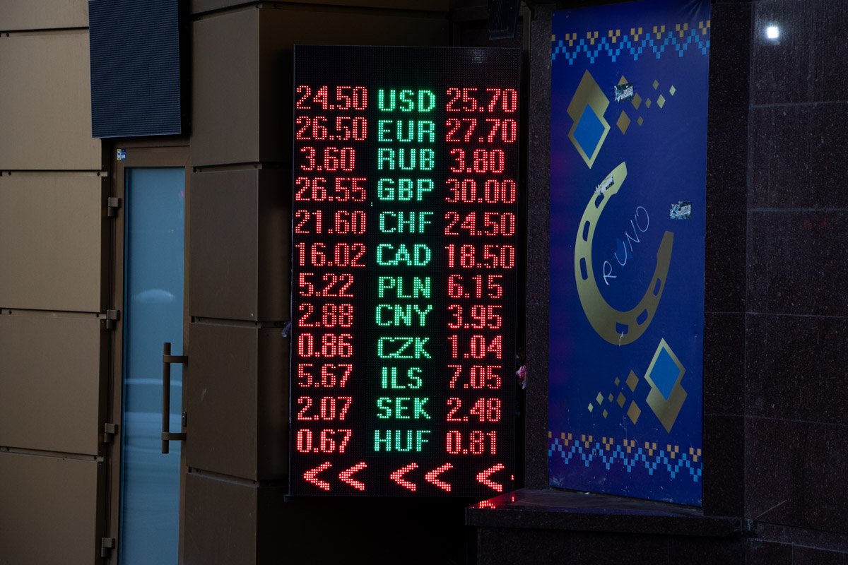 Причем пока официальный курс на, например, доллар установился на отметке в 24,55 гривны, неофициально цена скакнула еще выше