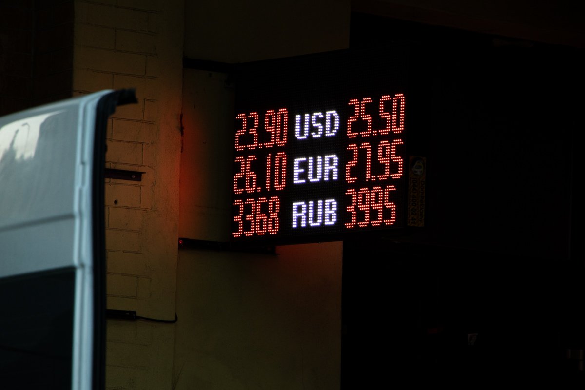 Нестабильности валюте могли добавить и последние политические события в Украине