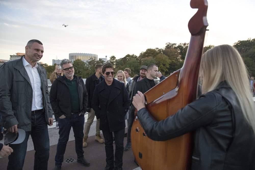 Судя по реакции Тома Круза на музыкантов, он точно пригласит их в свой новый фильм Судя по реакции Тома Круза на музыкантов, он точно пригласит их в свой новый фильм