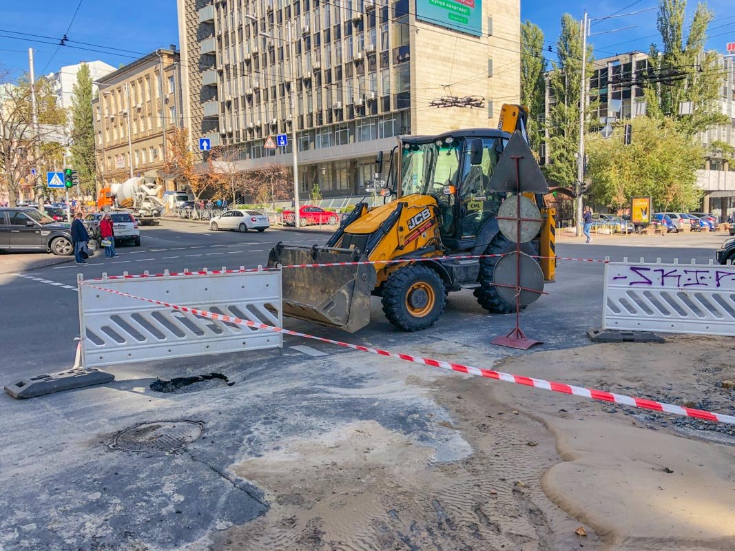В центре Киева прорвало трубы горячего водоснабжения В центре Киева прорвало трубы горячего водоснабжения