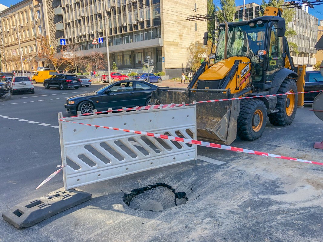 Проезжую часть залило кипятком Проезжую часть залило кипятком