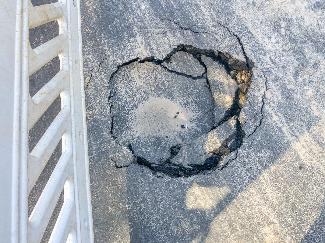 На перекрестке обвалилась часть асфальта и образовалась яма На перекрестке обвалилась часть асфальта и образовалась яма