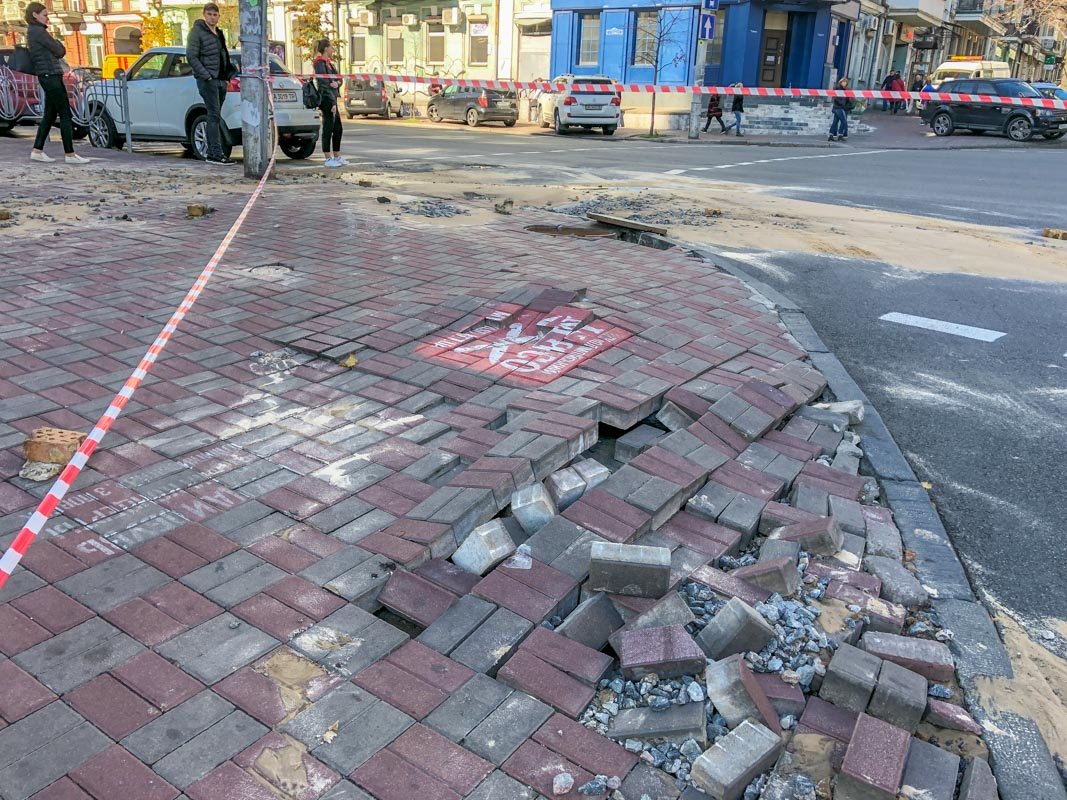 Прорыв трубы случился около 12:20 Прорыв трубы случился около 12:20