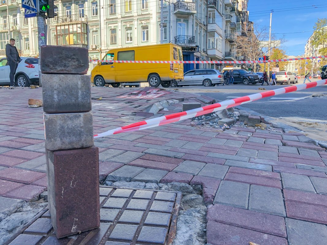 Прорвало трубу тепловой сети диаметром 800 миллиметров Прорвало трубу тепловой сети диаметром 800 миллиметров