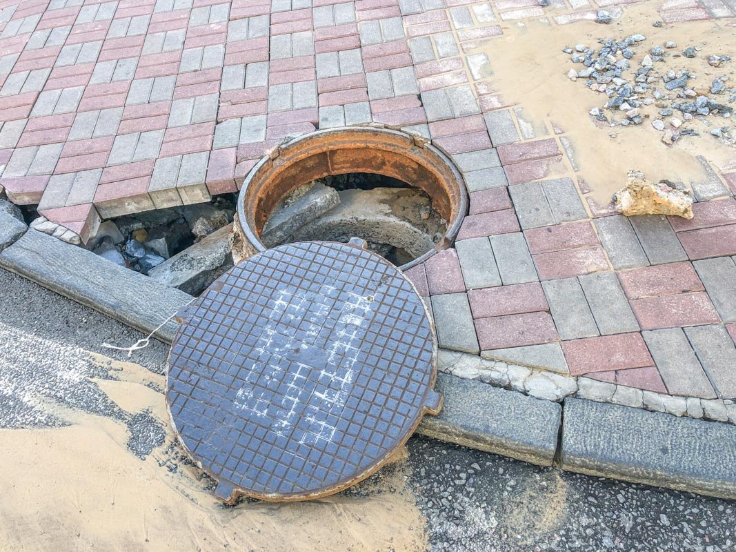 Полностью ликвидировать последствия потопа коммунальщики обещают в течение суток Полностью ликвидировать последствия потопа коммунальщики обещают в течение суток