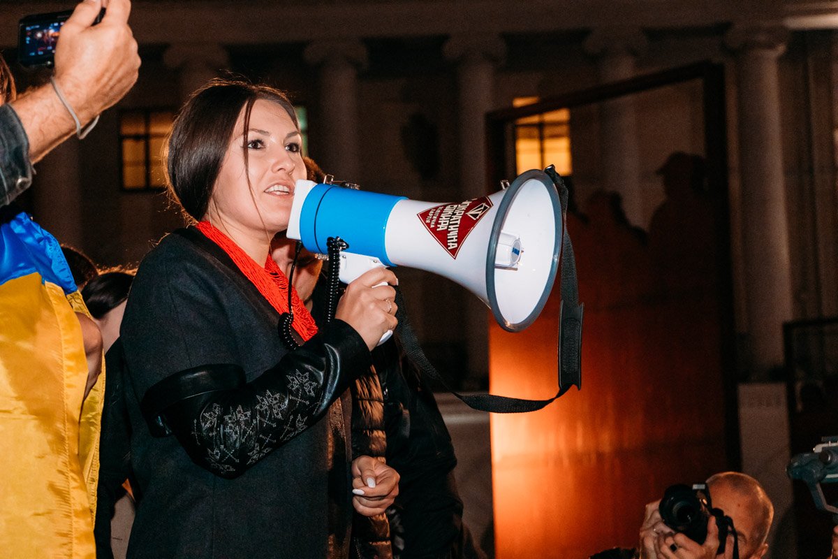 Толпу взволновал вопрос об особом статусе Донбасса Толпу взволновал вопрос об особом статусе Донбасса