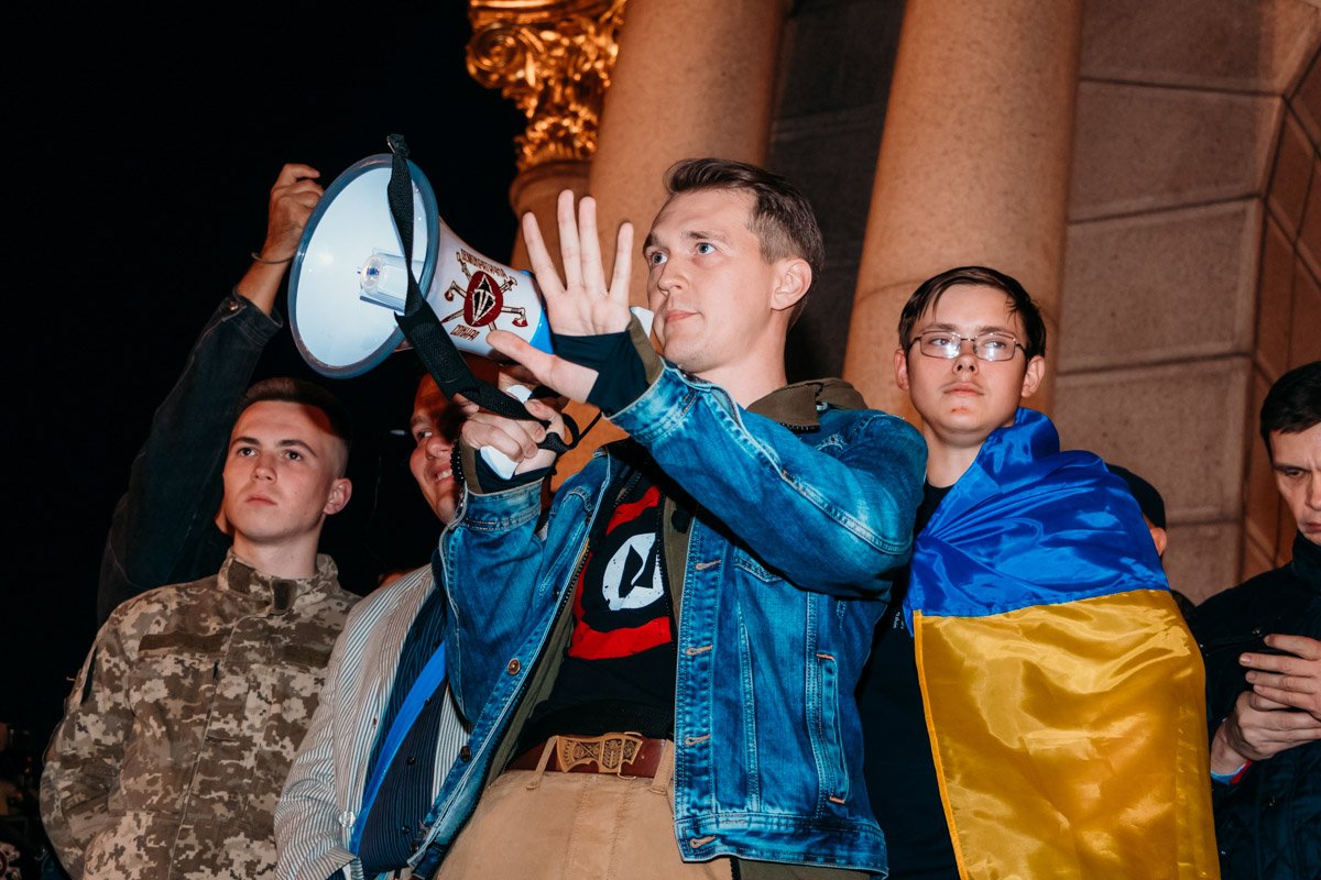 Участники акции грозятся сменить мирный флаг на черно-красный флаг борьбы Участники акции грозятся сменить мирный флаг на черно-красный флаг борьбы