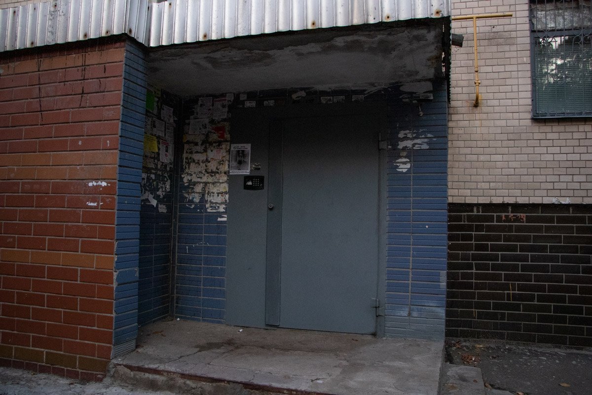 Тело находилось в парадном между 6 и 7 этажами