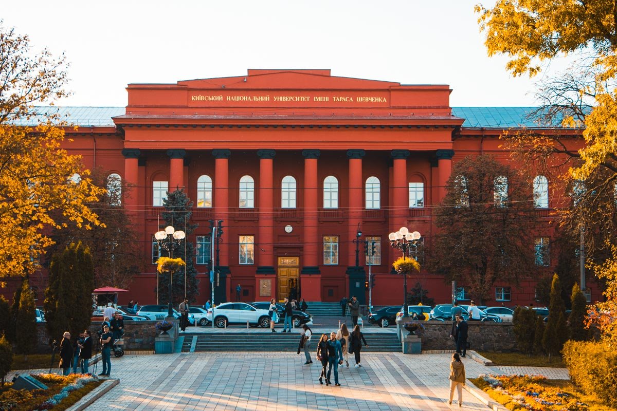 В Киеве отремонтировали фасад красного корпуса КНУ В Киеве отремонтировали фасад красного корпуса КНУ