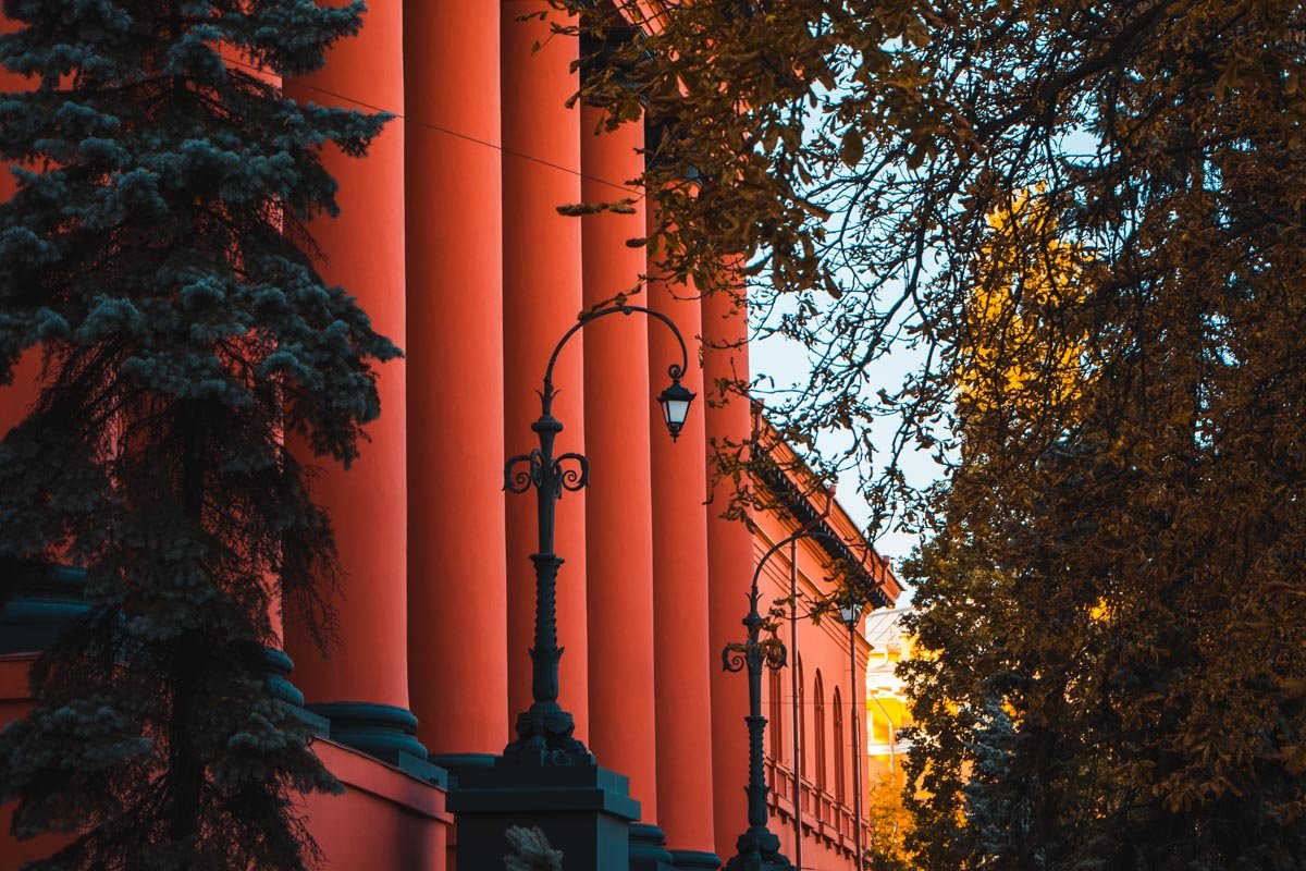 Цвет здания стал еще более насыщенно красным Цвет здания стал еще более насыщенно красным