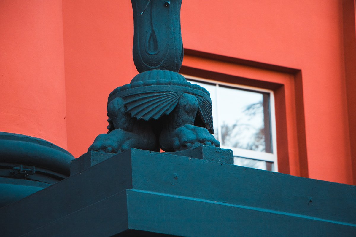 Черные вставки на колоннах также отреставрировали Черные вставки на колоннах также отреставрировали