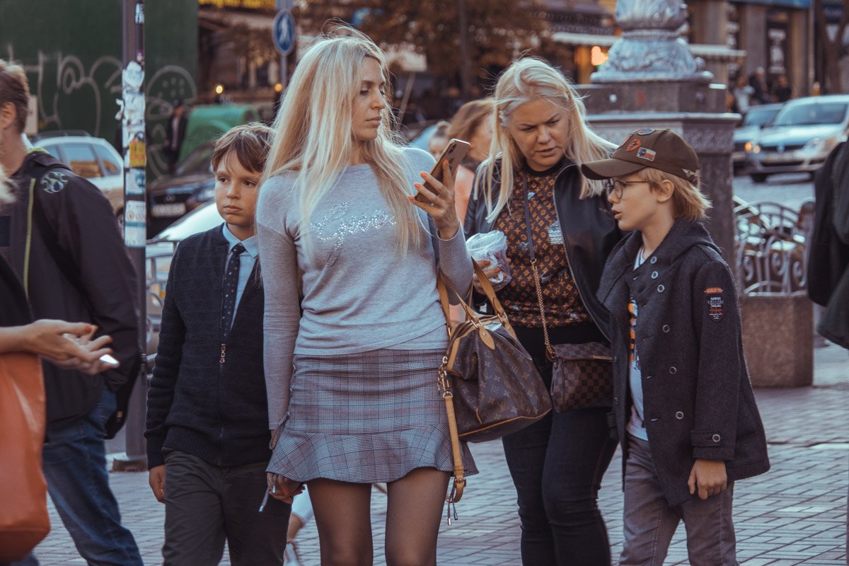 В теплые дни осени еще можно насладиться стройными ногами прекрасных дам В теплые дни осени еще можно насладиться стройными ногами прекрасных дам