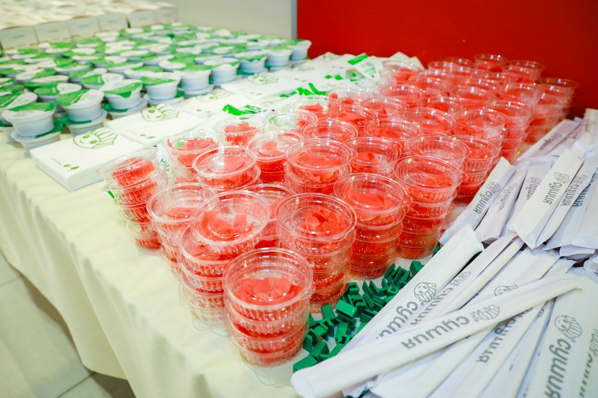 Гостей угощали суши и сладостями Гостей угощали суши и сладостями