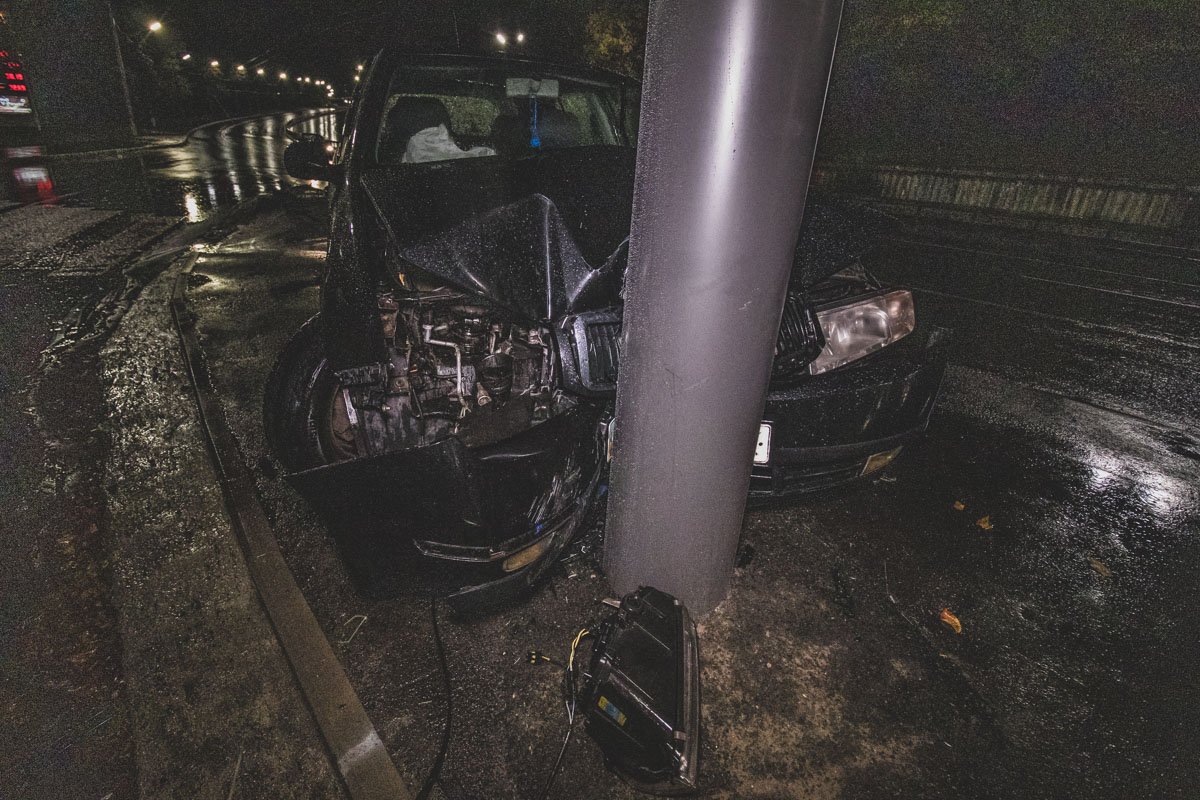 В ночь на 4 октября в Киеве по адресу улица Елены Телиги, 12б произошло ДТП с участием автомобиля Skoda Octavia