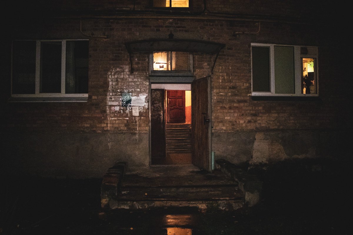 Из горящего помещения спасатели мужчину и женщину