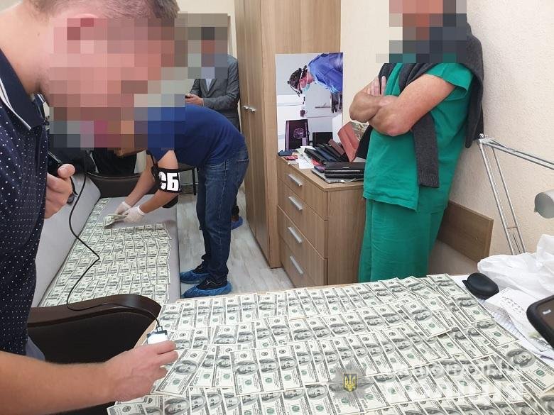 Врач вымогал у пациента 40 тысяч долларов за операцию Врач вымогал у пациента 40 тысяч долларов за операцию