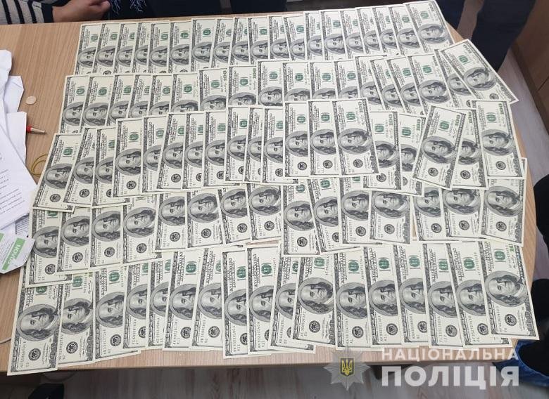 В его кабинете и квартире нашли большое количество наличных денег В его кабинете и квартире нашли большое количество наличных денег