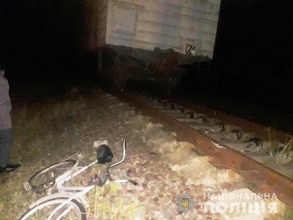 Под Киевом поезд сбил мужчину, который переходил железнодорожные пути в неположенном месте Под Киевом поезд сбил мужчину, который переходил железнодорожные пути в неположенном месте