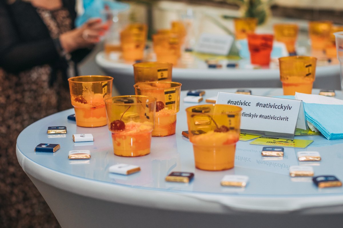 Всех угощали десертами 