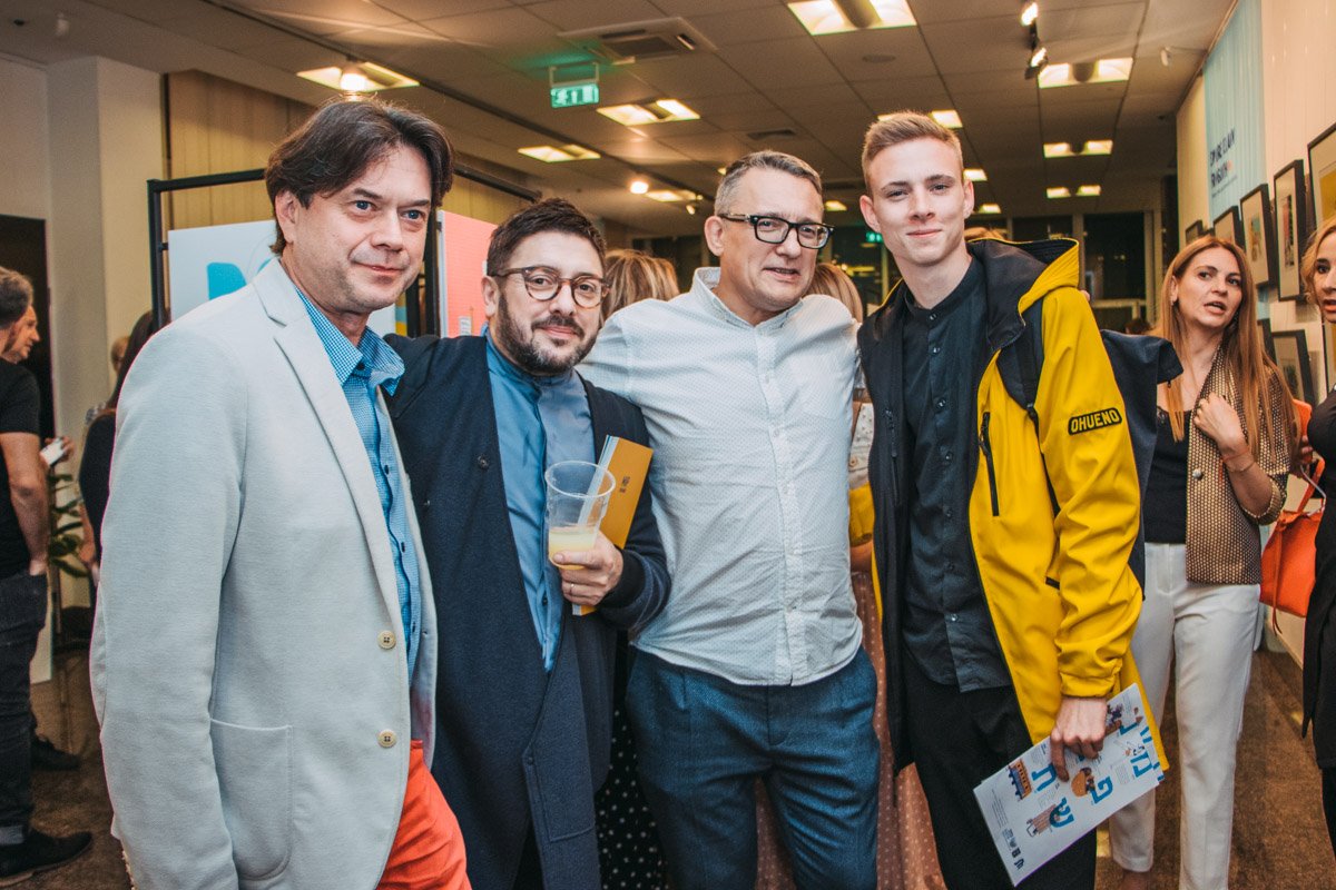 Каждый позировал своему фотографу 