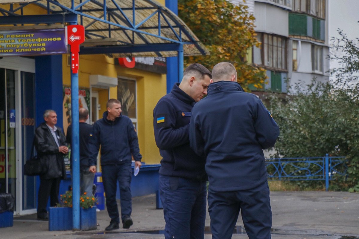 Персонал и посетителя супермаркета покинули помещение 