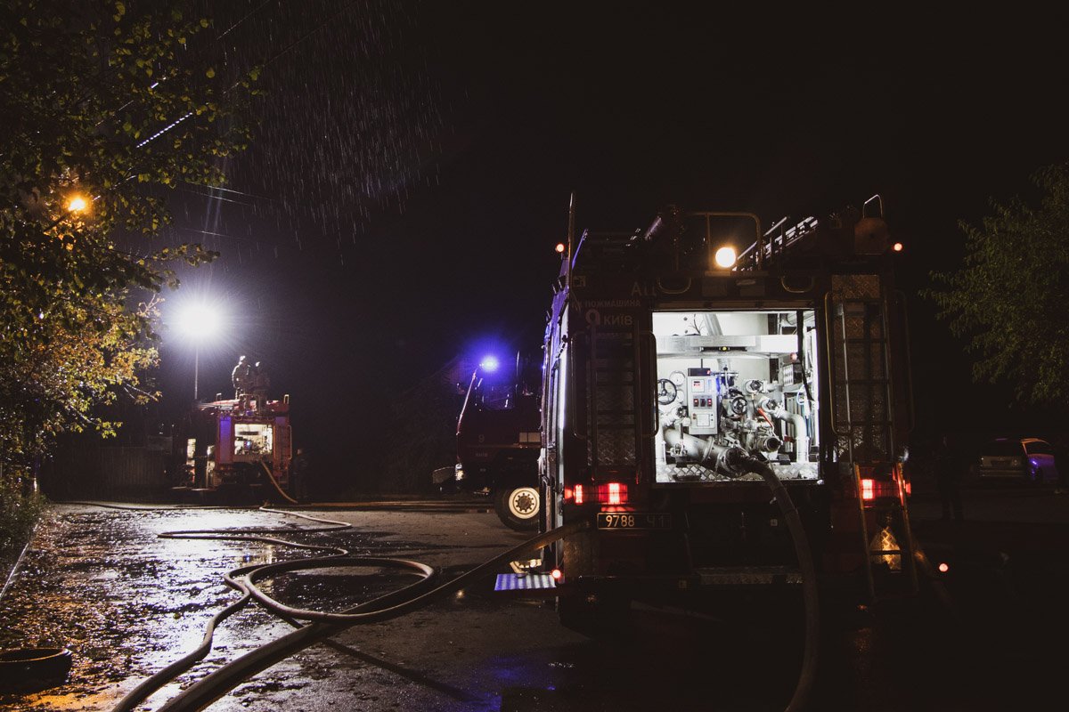 В Киеве на улице Кричевского в жилом доме вспыхнул пожар