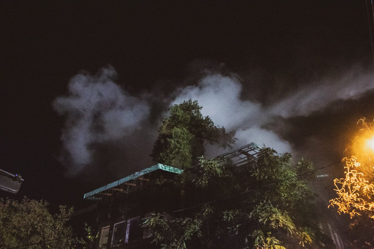 Площадь пожара достигала 300 квадратных метров