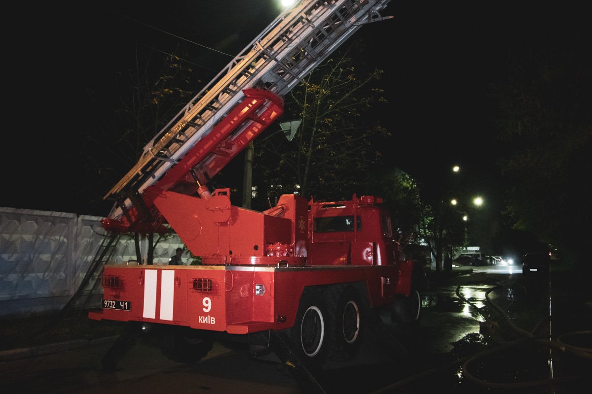 На месте работало около десятка пожарных машин