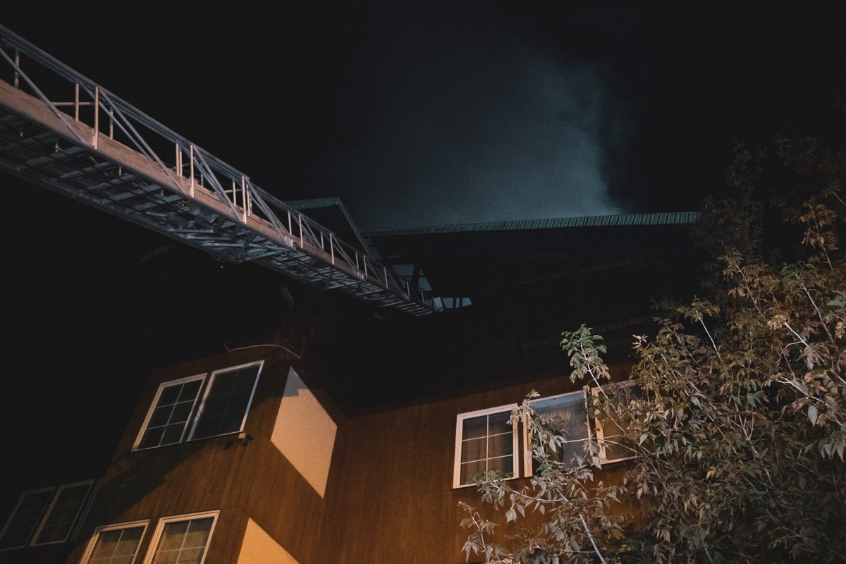 Около 00:40 пожар удалось локализовать