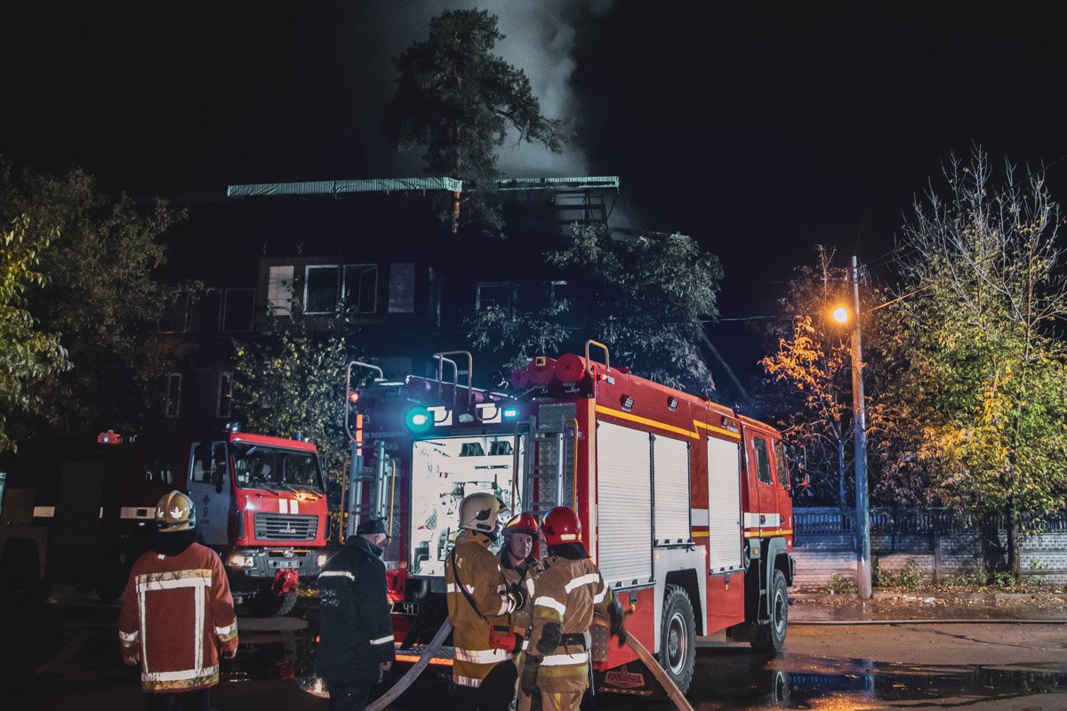 Изначально пожар охватил крышу здания