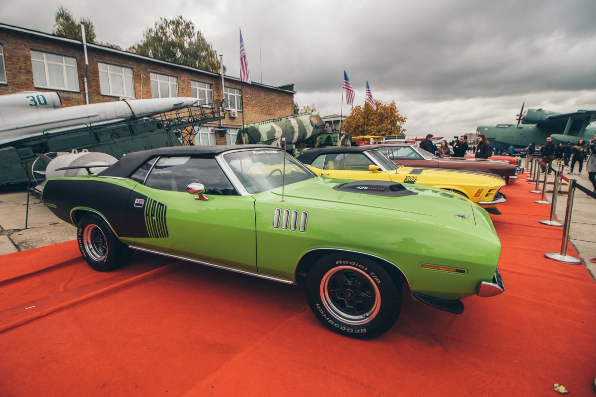 Впрочем, среди всего этого винтажа находится место и таким вот "заряженным" ракетам Впрочем, среди всего этого винтажа находится место и таким вот "заряженным" ракетам