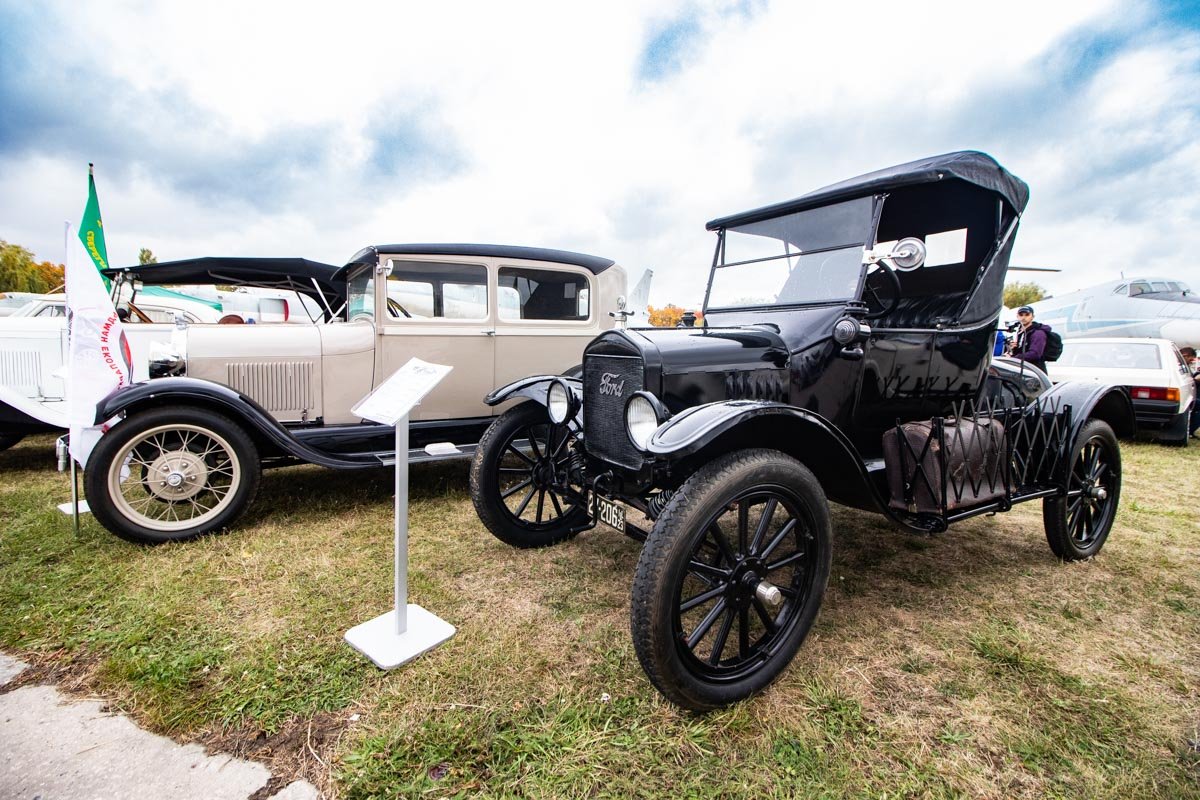 Нашлось здесь место и традиционной классике - первым образцам мирового автопрома, например Нашлось здесь место и традиционной классике - первым образцам мирового автопрома, например