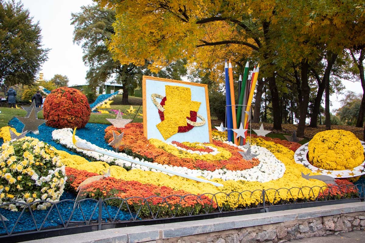 Всего на создание таких объемных картин творцам потребовалось около 20 тысяч хризантем