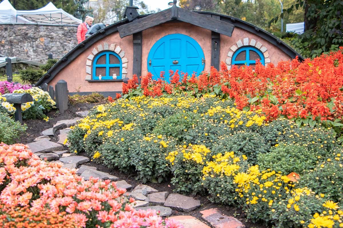 Еще более пяти тысяч цветов распределились по всей выставке, превращая просто милые пейзажи в сказочные