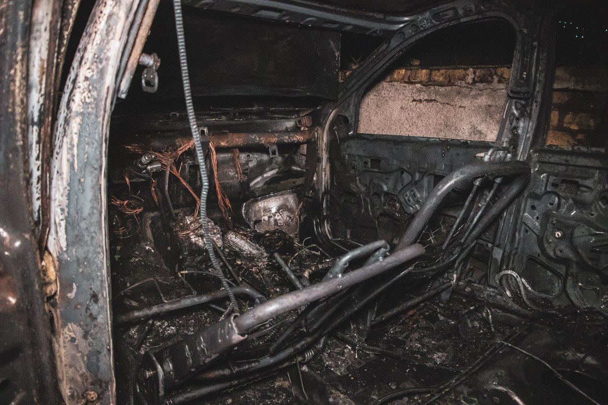 Огонь полностью уничтожил автомобиль