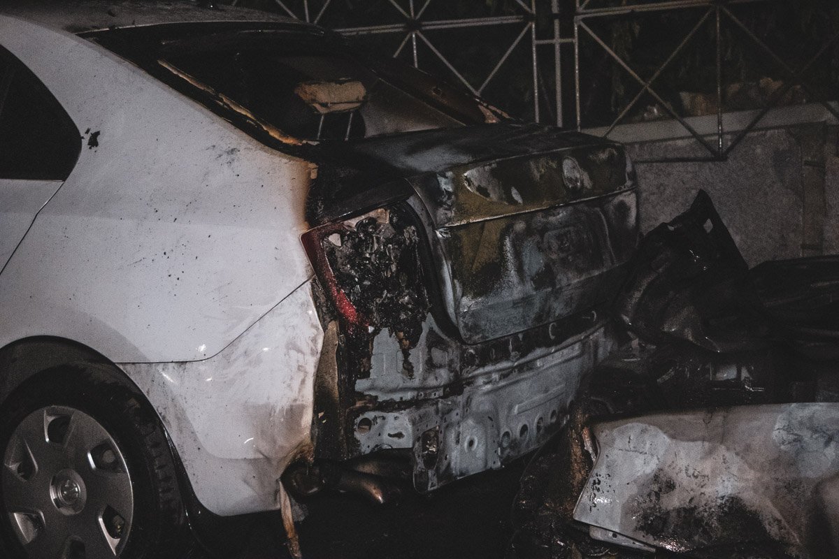 Пожар также повредил припаркованный рядом Skoda Rapid