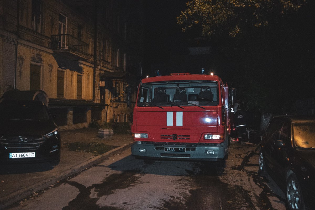 На месте помимо пожарных также работали патрульные и дежурили медики