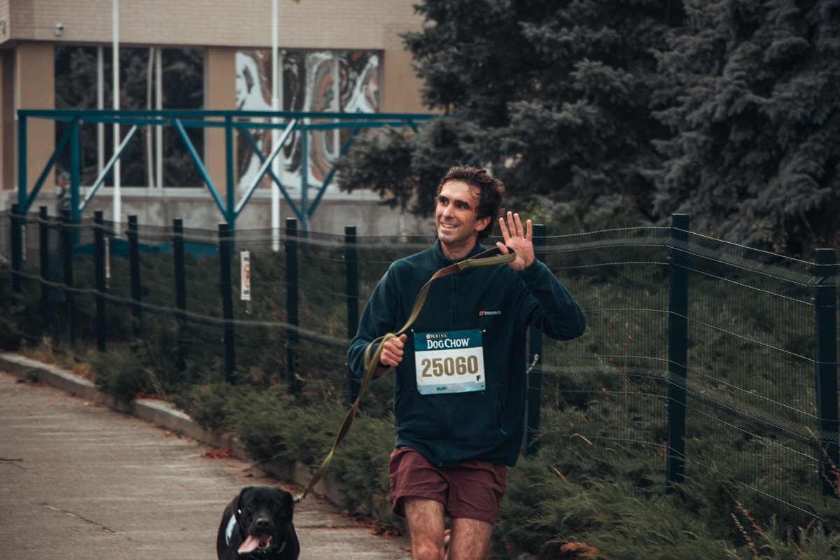 Один из участников приветствует пришедших посмотреть на соревнования людей