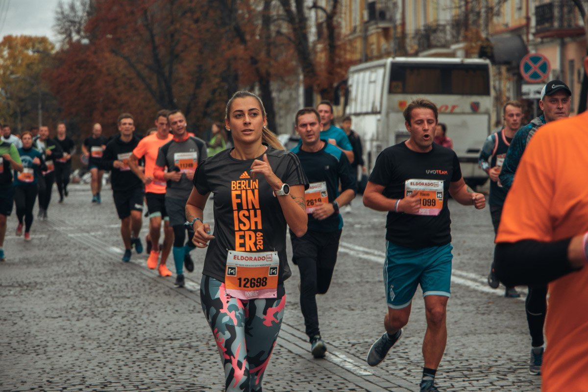 Множество представительниц прекрасного пола участвовали в забеге наравне с мужчинами