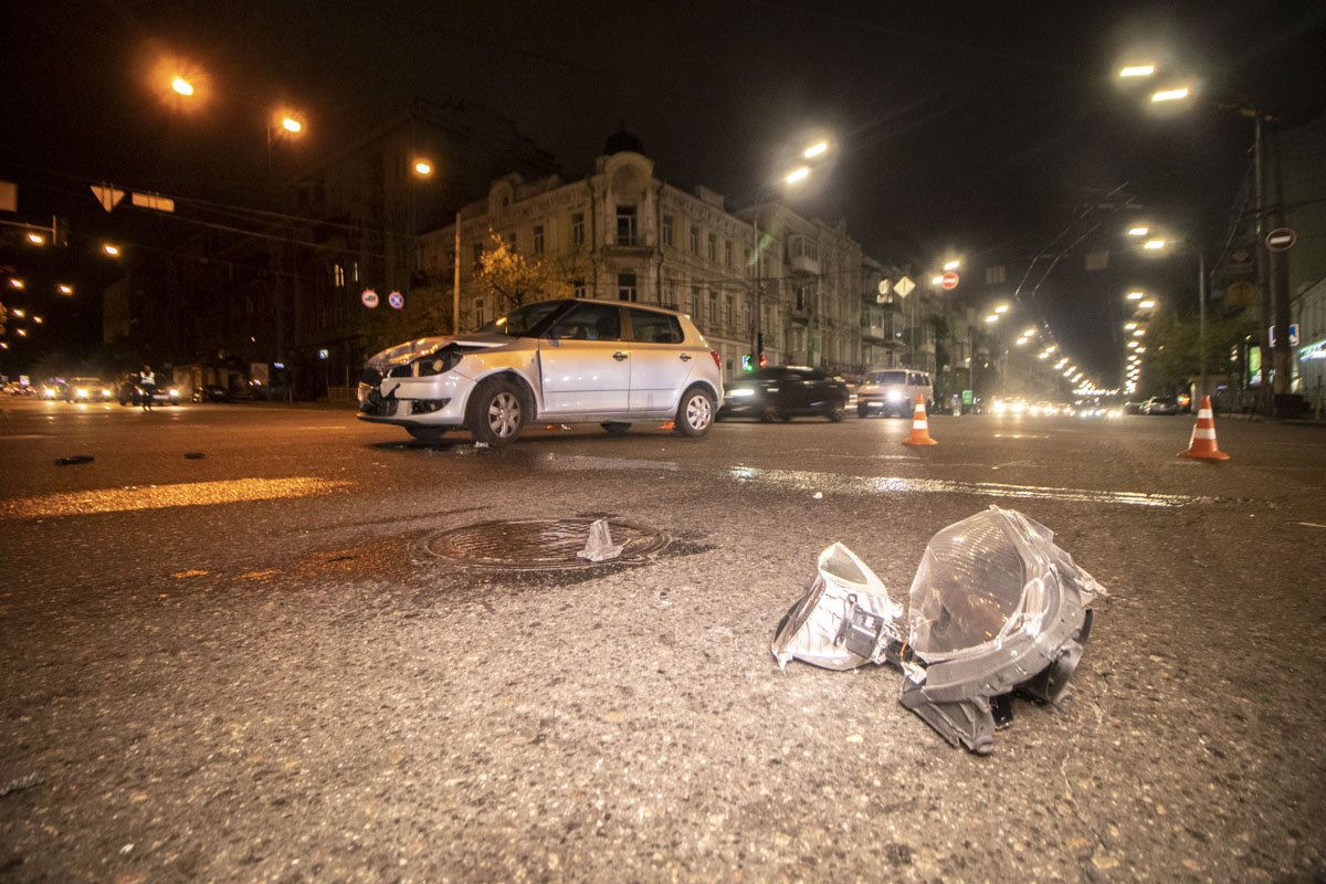 В центре Киева столкнулись Skoda Fabia и мотоциклист
